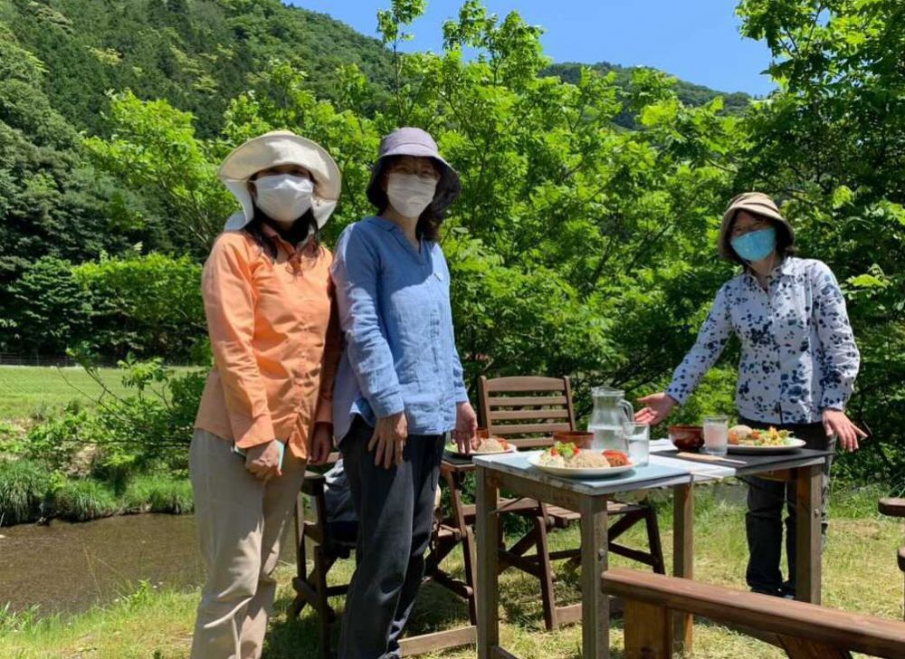 山の古民家カフェでアウトドアランチ　右端